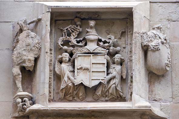 Escut dels Borja sobre la porta principal del palau ducal. Foto: Natxo Francés.
