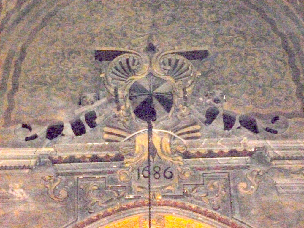 Detall de l'esgrafiat al·lusiu a sant Doménec