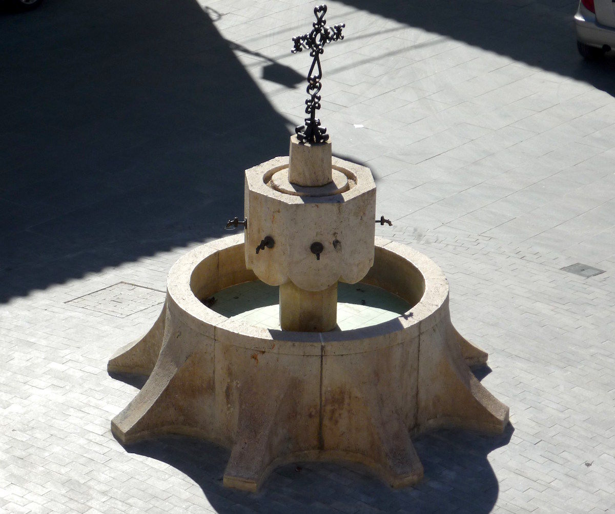 Font de la plaça de la Creu (Llombai).